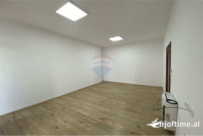 Ambiente Commerciale in Affitto 3+1 a Tirana - 700 Euro