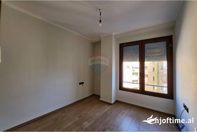 Ambiente Commerciale in Affitto 3+1 a Tirana - 900 Euro