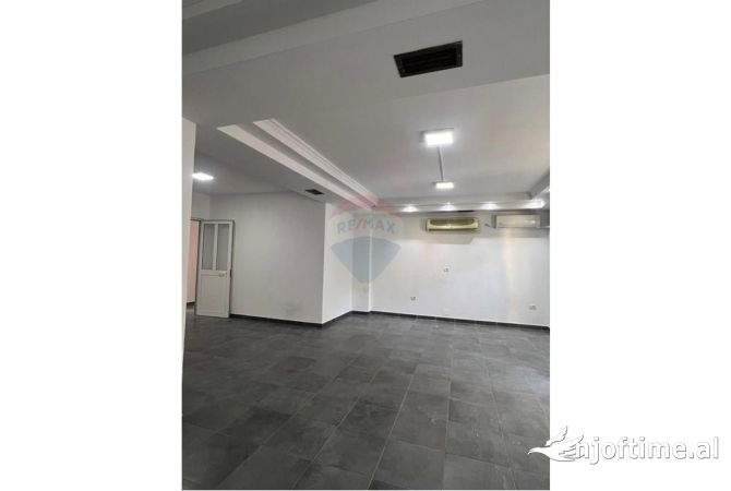 Ambiente Commerciale in Affitto 3+1 a Tirana - 1,200 Euro