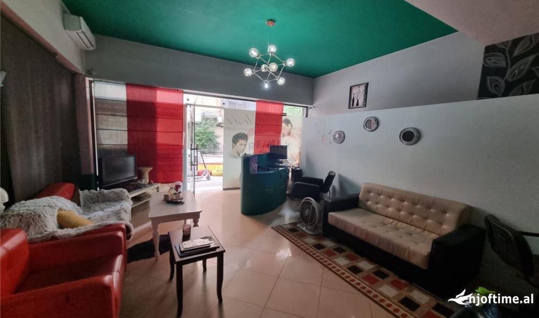 AMBIENT KOMERCIAL PER SHITJE TE KOMUNA E PARISIT!