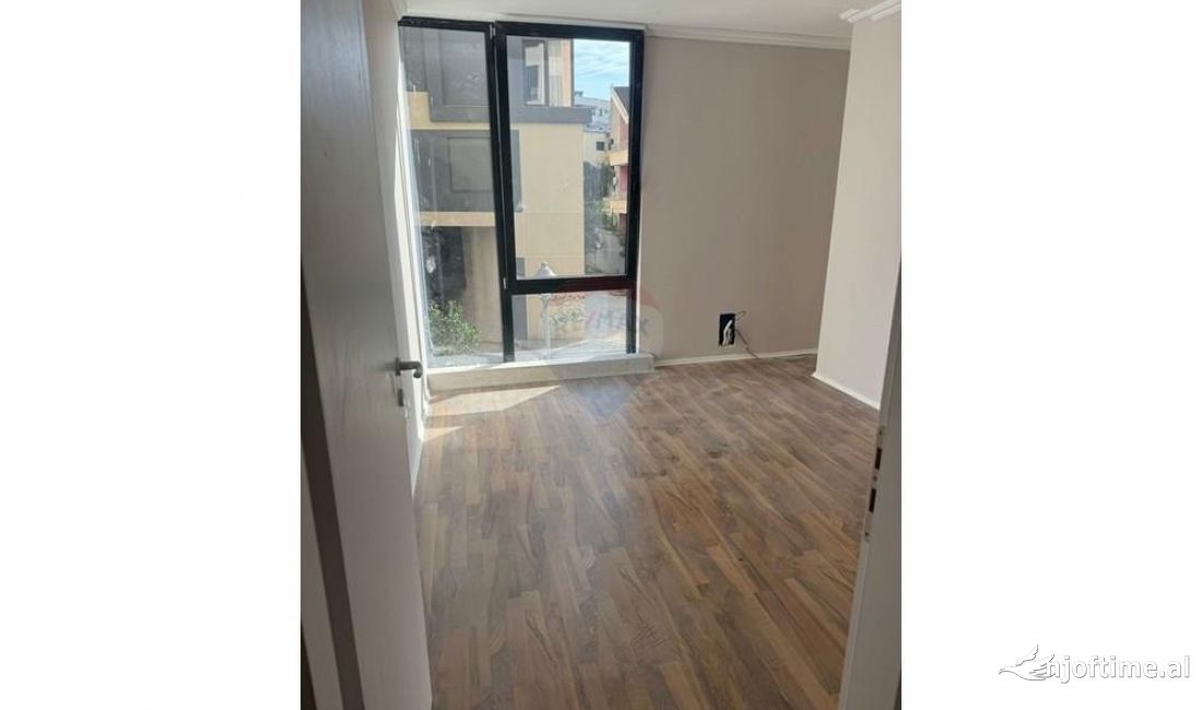 Ofrohet per qera nje ambjent per zyra i cili eshte i pozicionuar ne katin 0 te nje ndertimi te ri 