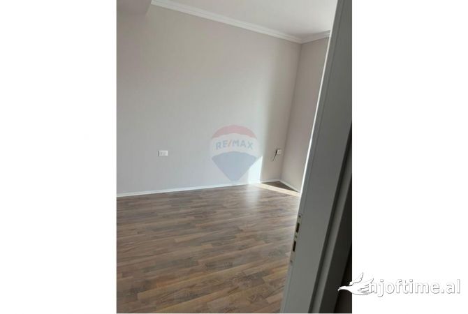 Ofrohet per qera nje ambjent per zyra i cili eshte i pozicionuar ne katin 0 te nje ndertimi te ri 