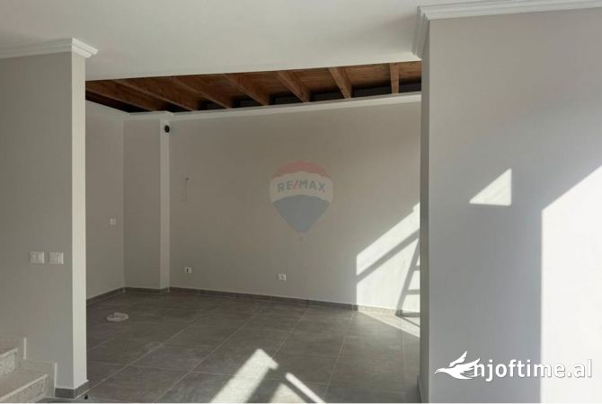 Ofrohet per qera nje ambjent per zyra i cili eshte i pozicionuar ne katin 0 te nje ndertimi te ri 