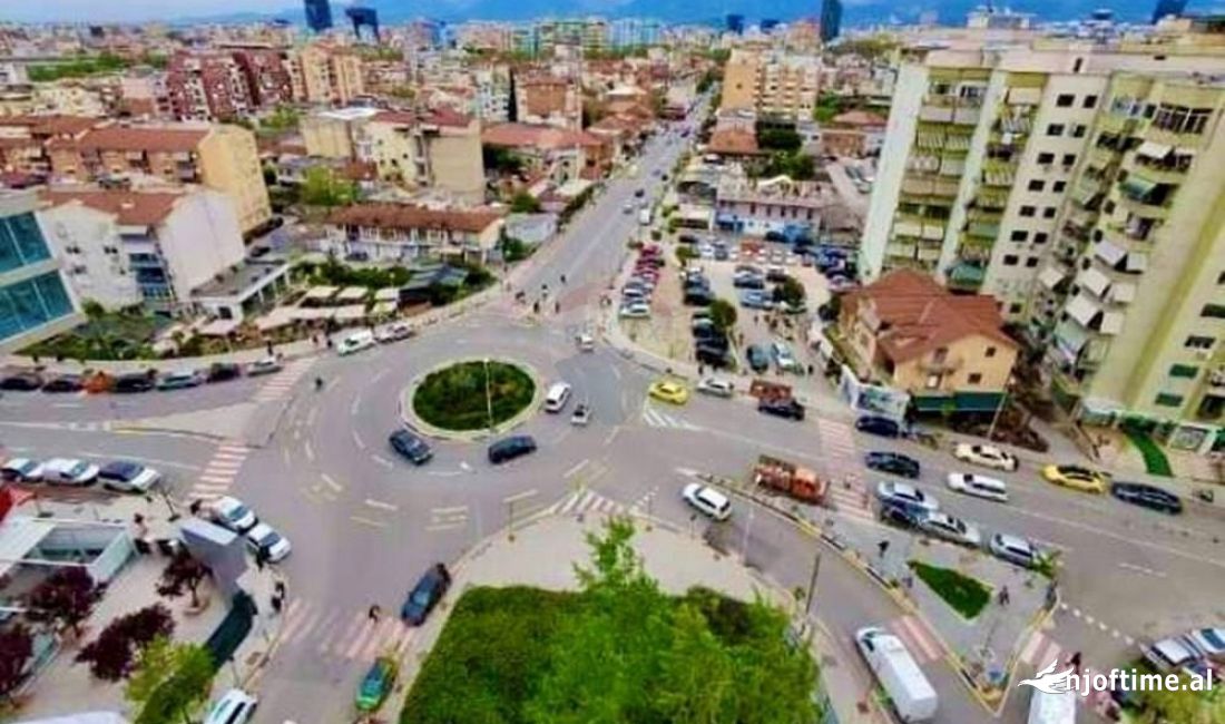 AMBIENT KOMERCIAL PER SHITJE TE KOMUNA E PARISIT!