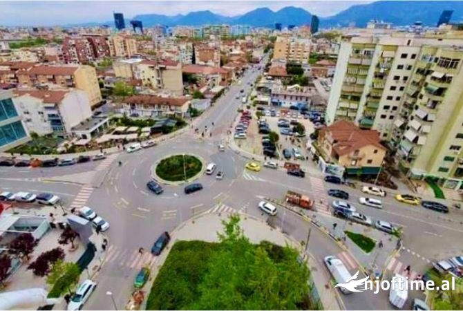 AMBIENT KOMERCIAL PER SHITJE TE KOMUNA E PARISIT!