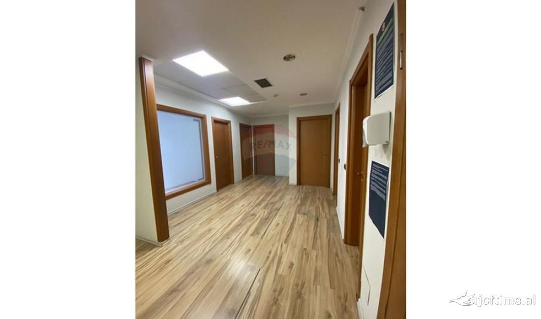 Ambjent zyre per shitje tek Rruga Mustafa Matohiti