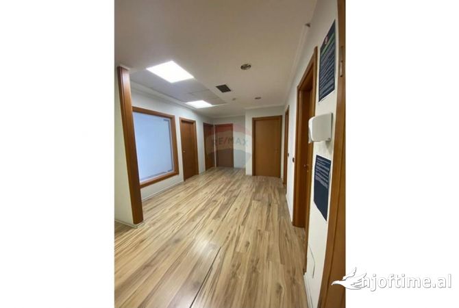 Ambiente Commerciale in Vendita 3+1 a Tirana - 690,445 Euro