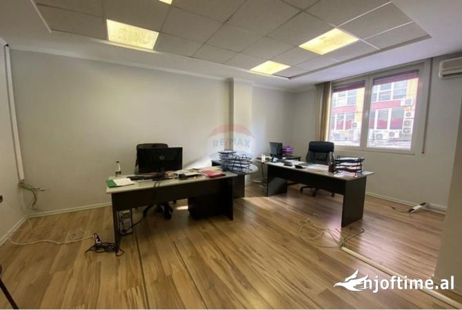 Ambiente Commerciale in Vendita 3+1 a Tirana - 690,445 Euro