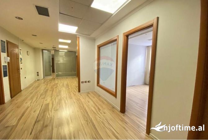 Ambiente Commerciale in Vendita 3+1 a Tirana - 690,445 Euro