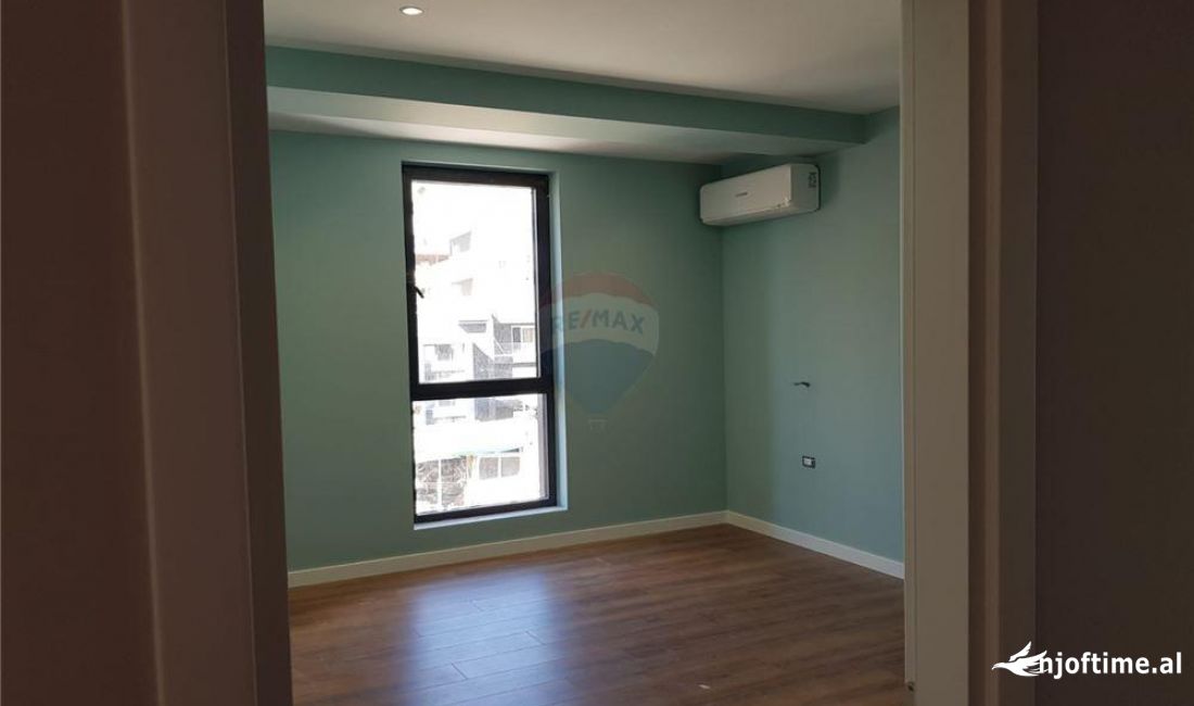 Zyra me qira Rruga e Barrikadave!  Zyra ndodhet ne katin e 4-te nje ndertimi te ri te vitit 2022 