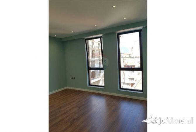 Zyra me qira Rruga e Barrikadave!  Zyra ndodhet ne katin e 4-te nje ndertimi te ri te vitit 2022 