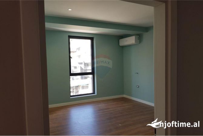 Zyra me qira Rruga e Barrikadave!  Zyra ndodhet ne katin e 4-te nje ndertimi te ri te vitit 2022 