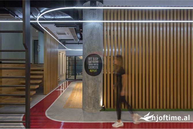 Ambiente Commerciale in Vendita 3+1 a Tirana - 110,000 Euro