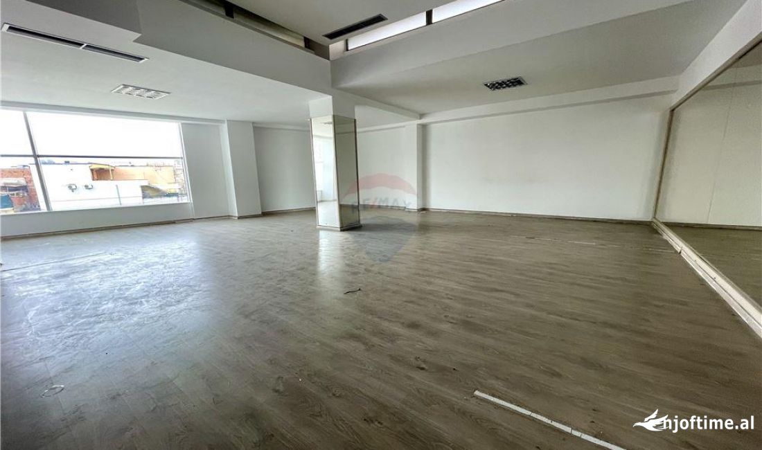 Zyra per qira, te ndara ne disa ambiente, prane Unazes se Vogel!  - Buze rruges "Xhanfize Keko", 