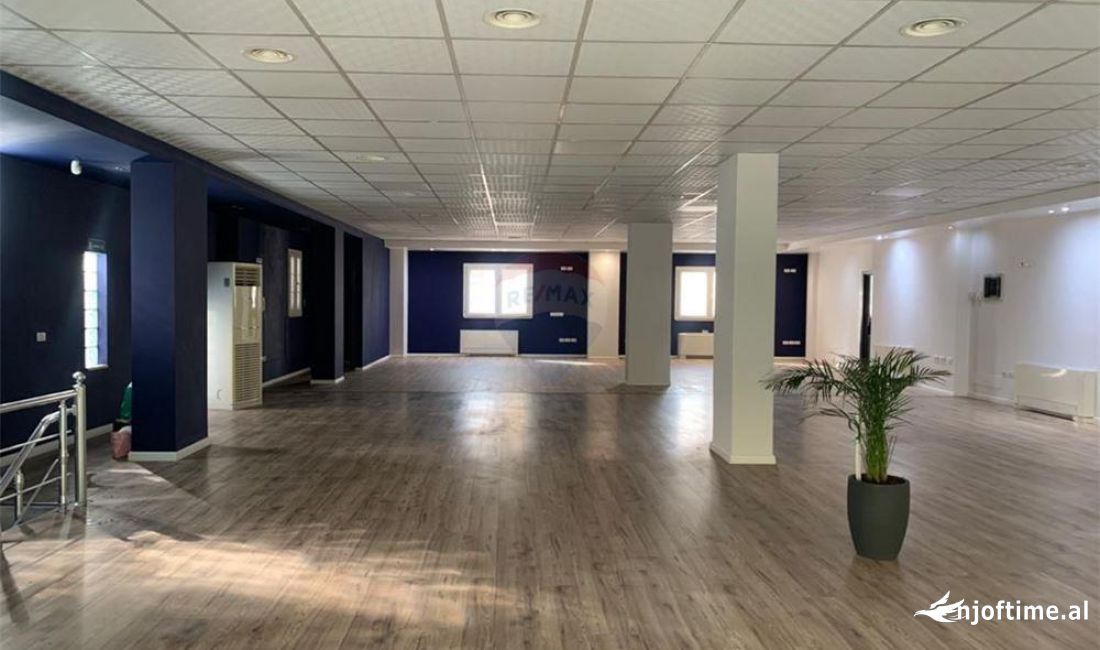 Ambient komercial per qira prane Stacionit te Trenit! Ambienti ka nje sip bruto 260 m2 dhe neto 242.