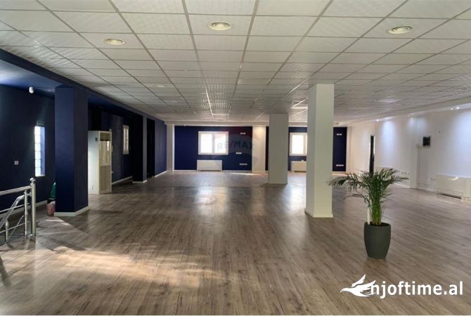 Ambient komercial per qira prane Stacionit te Trenit! Ambienti ka nje sip bruto 260 m2 dhe neto 242.