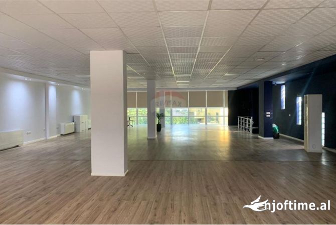 Ambient komercial per qira prane Stacionit te Trenit! Ambienti ka nje sip bruto 260 m2 dhe neto 242.