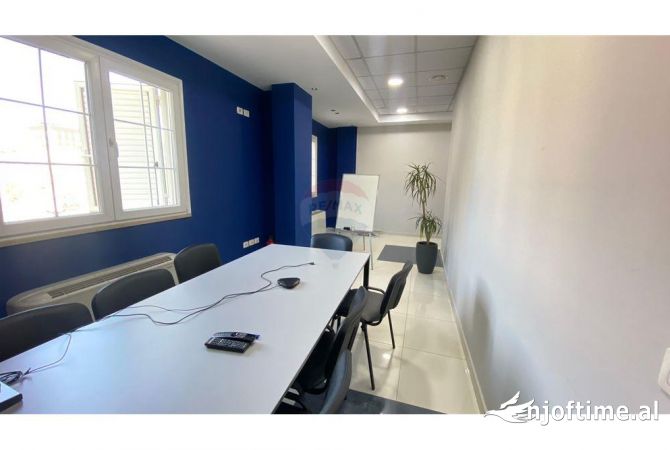 Ambient komercial per qira prane Stacionit te Trenit! Ambienti ka nje sip bruto 260 m2 dhe neto 242.