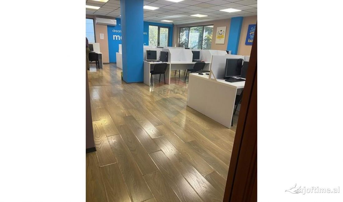Jepet me qira ambient per zyra afer qendres. AmbjentI me sip neto 238m2 ne katin e pare mbi dyqane. 