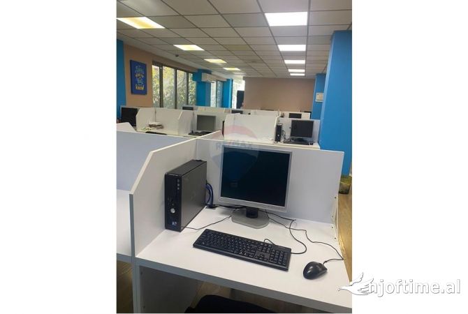 Jepet me qira ambient per zyra afer qendres. AmbjentI me sip neto 238m2 ne katin e pare mbi dyqane. 