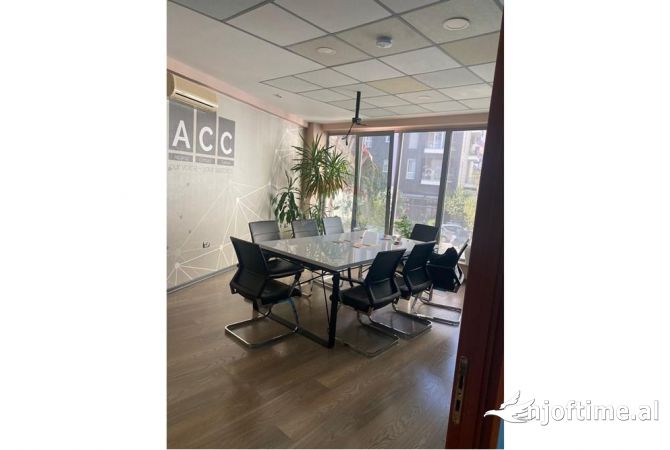 Jepet me qira ambient per zyra afer qendres. AmbjentI me sip neto 238m2 ne katin e pare mbi dyqane. 