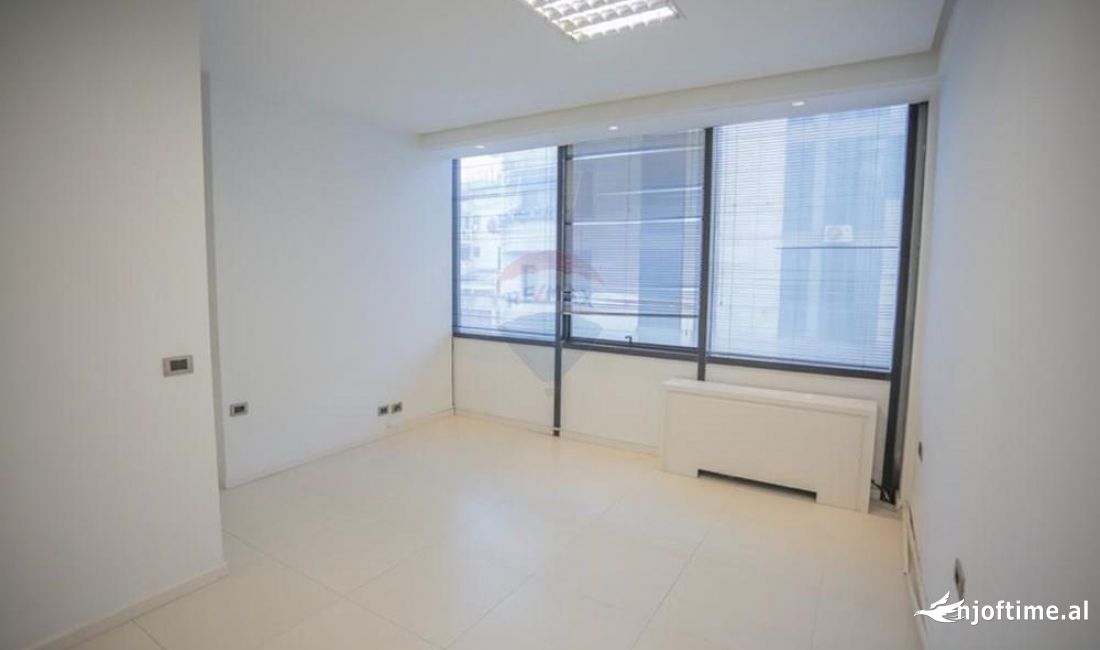 Ambient zyre per shitje tek Liceu Artistik, Rruga Themistokli Germenji. 