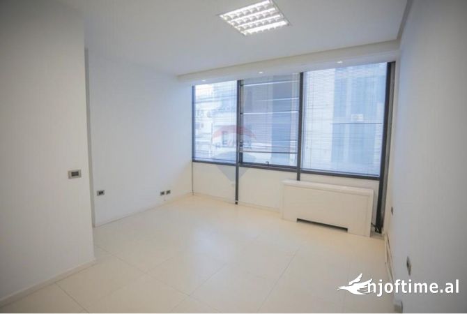 Ambient zyre per shitje tek Liceu Artistik, Rruga Themistokli Germenji. 