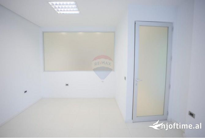 Ambient zyre per shitje tek Liceu Artistik, Rruga Themistokli Germenji. 