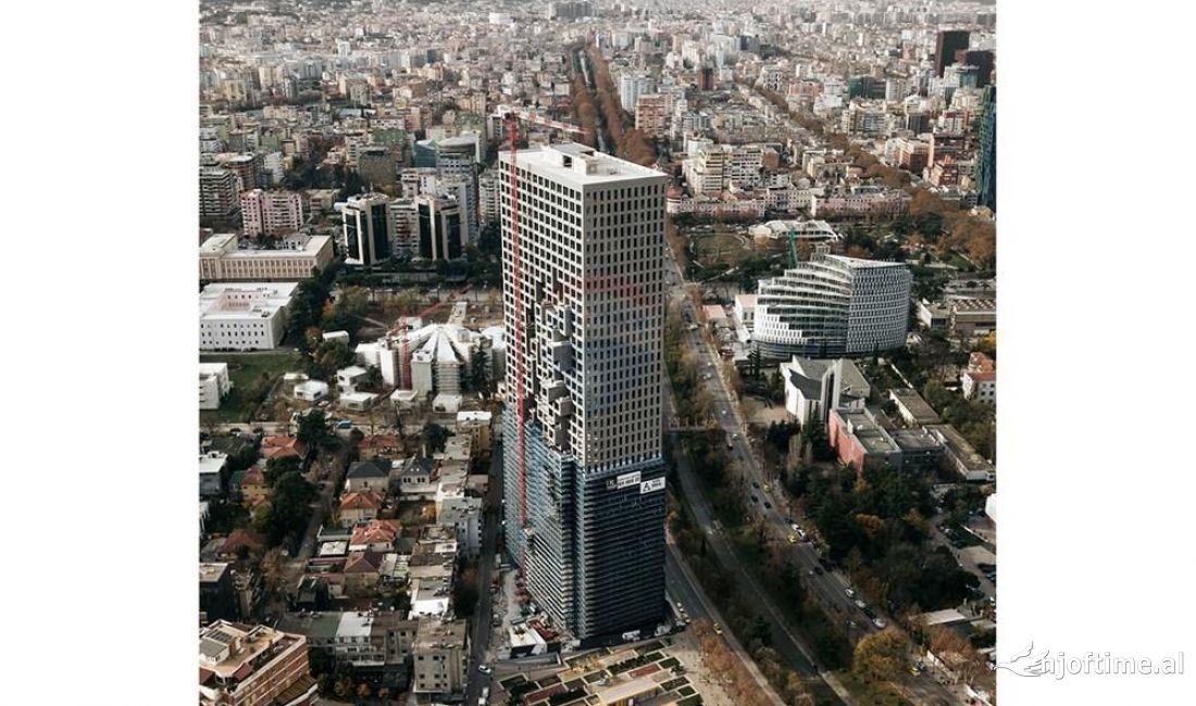 Jepet me qira ambient per zyra tek Downtown 1  Siperfaqe 221.7 m2 Kati i 13 Jepet bosh