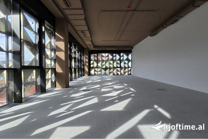 Ambiente Commerciale in Affitto 3+1 a Tirana - 3,000 Euro