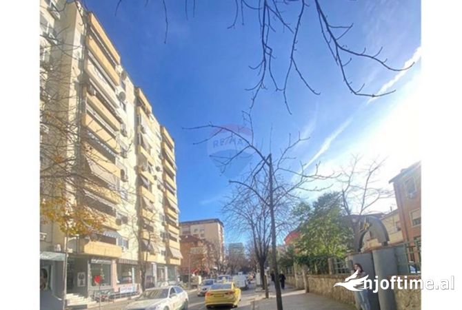 Ambiente Commerciale in Affitto 3+1 a Tirana - 4,000 Euro