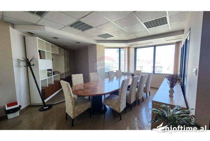 Ambiente Commerciale in Affitto 3+1 a Tirana - 5,000 Euro