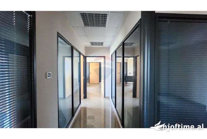 Ambiente Commerciale in Affitto 3+1 a Tirana - 5,000 Euro