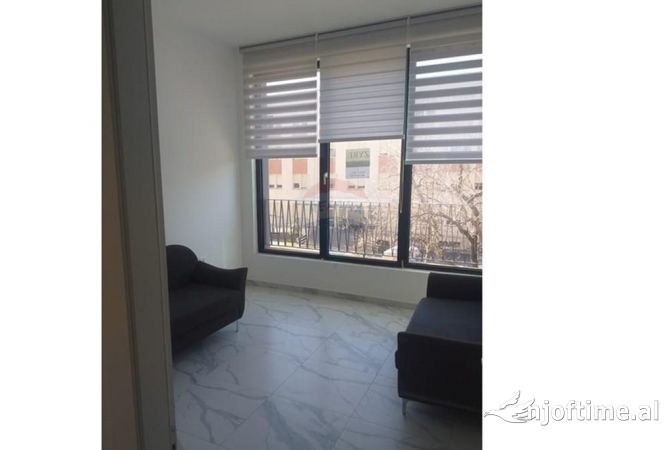 Ofrohet per qira ambient per zyra te Kompleksi Zirkon prane Neurologjise