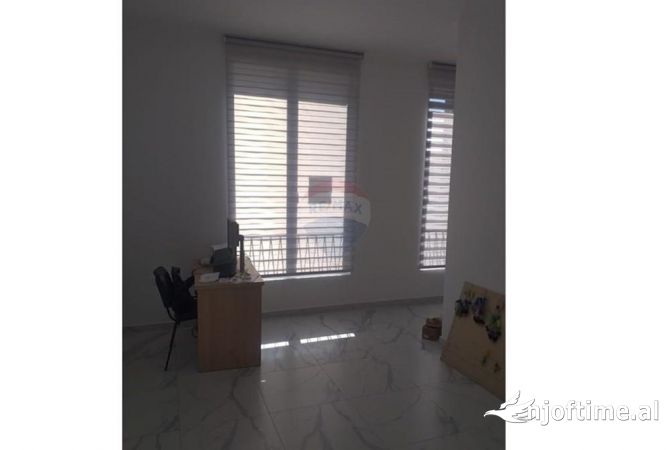 Ofrohet per qira ambient per zyra te Kompleksi Zirkon prane Neurologjise