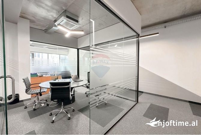 Ambiente Commerciale in Affitto 3+1 a Tirana - 1,800 Euro