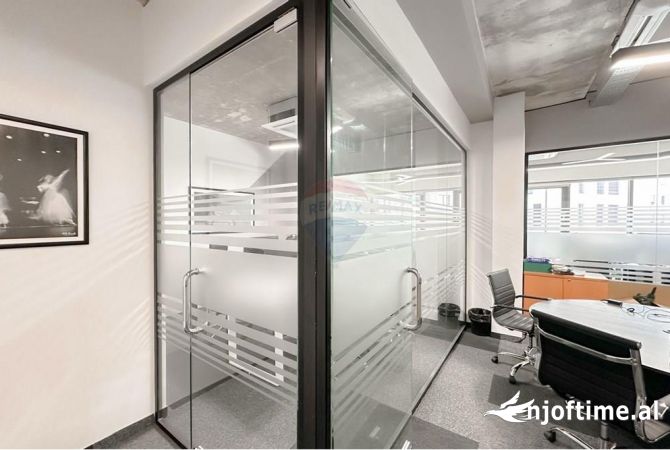 Ambiente Commerciale in Affitto 3+1 a Tirana - 1,800 Euro