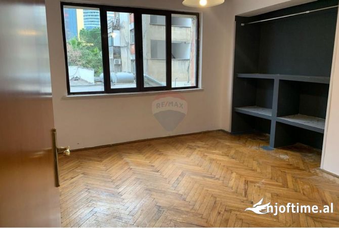 Ambiente Commerciale in Affitto 3+1 a Tirana - 950 Euro