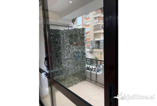 Ambiente Commerciale in Affitto 3+1 a Tirana - 950 Euro