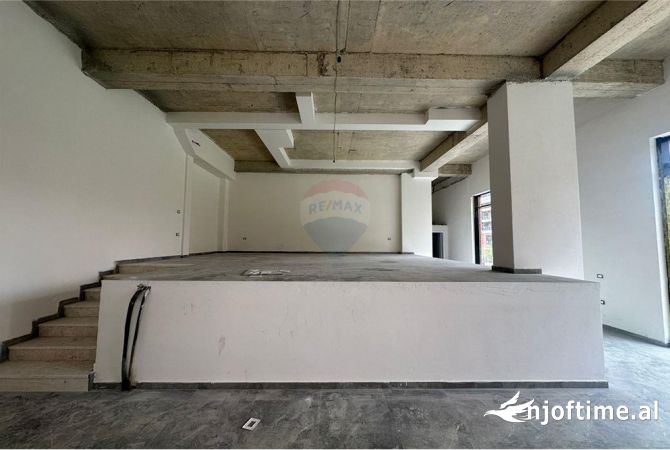 Ambiente Commerciale in Affitto 1+1 a Tirana - 800 Euro
