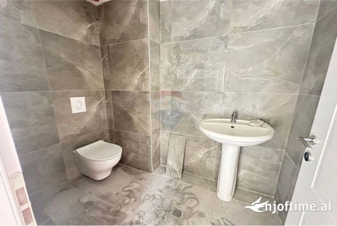 Ambiente Commerciale in Affitto 1+1 a Tirana - 800 Euro