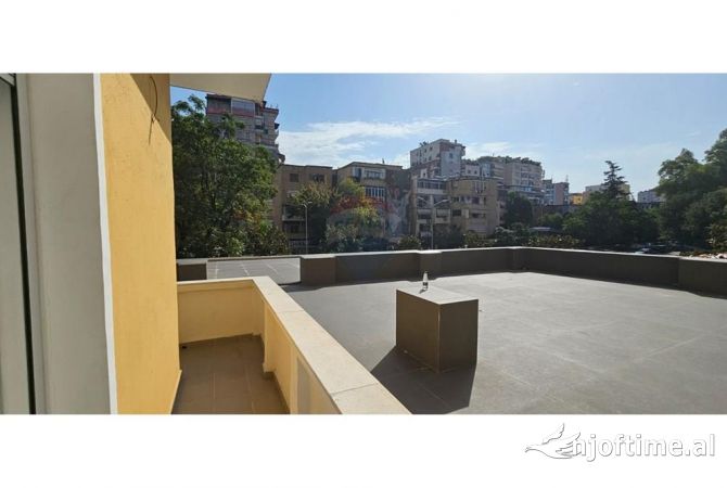Ambiente Commerciale in Affitto 3+1 a Tirana - 1,700 Euro