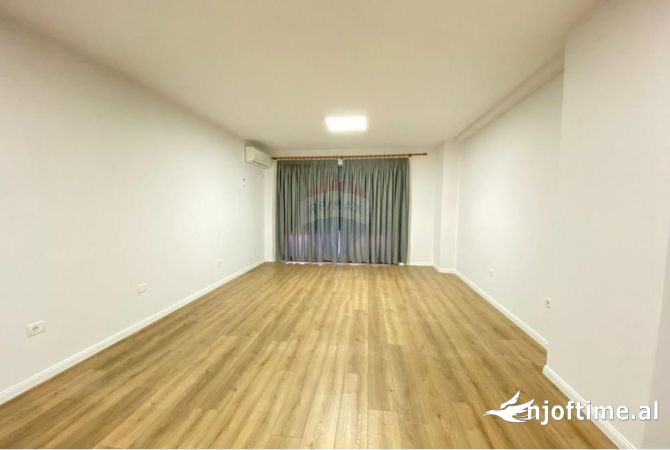 Ambiente Commerciale in Affitto 3+1 a Tirana - 1,300 Euro