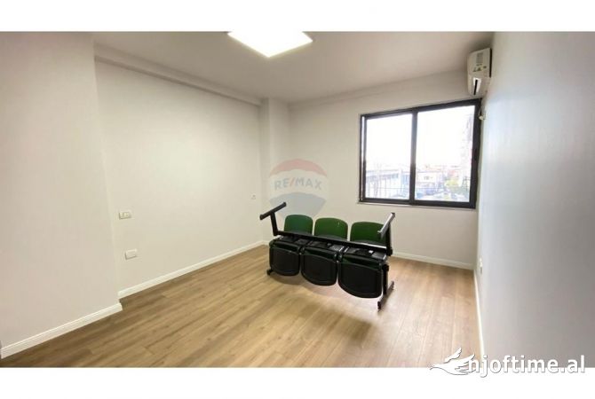 Ambiente Commerciale in Affitto 3+1 a Tirana - 1,300 Euro