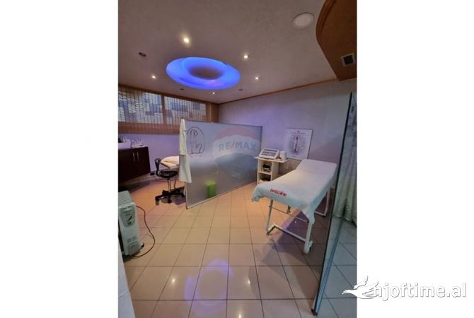 Ambiente Commerciale in Affitto 3+1 a Tirana - 1,200 Euro