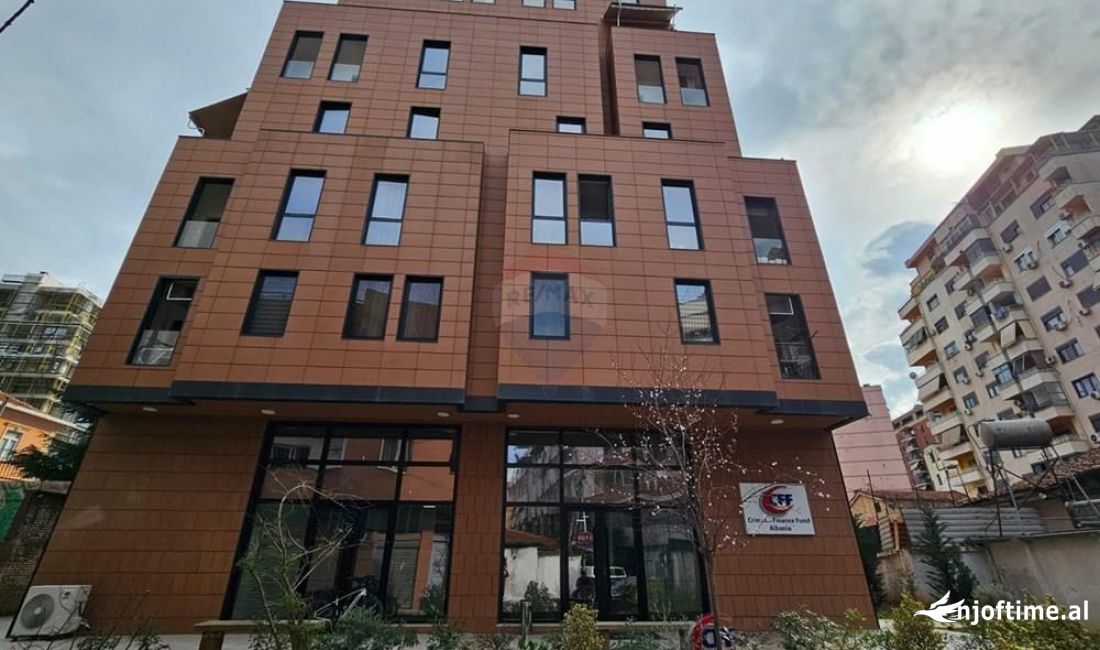 Shitet ambjent biznesi bashke me dy poste parkimi