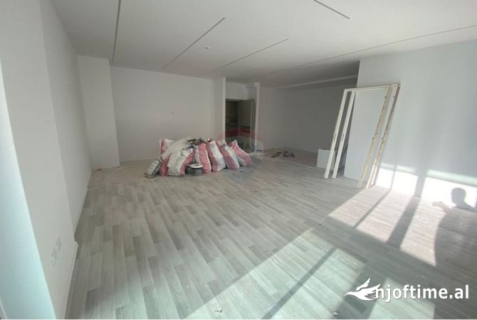 Shtepi ne shitje Apartament ne Tirane, 2+1, Mobilimi Bosh, pa mobiluar, Pagesa 580,000  Euro.
