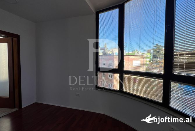 Ambiente Commerciale in Affitto 3+1 a Tirana - 1,800 Euro