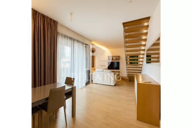 Jepet me Qira Duplex Modern 3+1+3 tek Rruga e Barrikadave