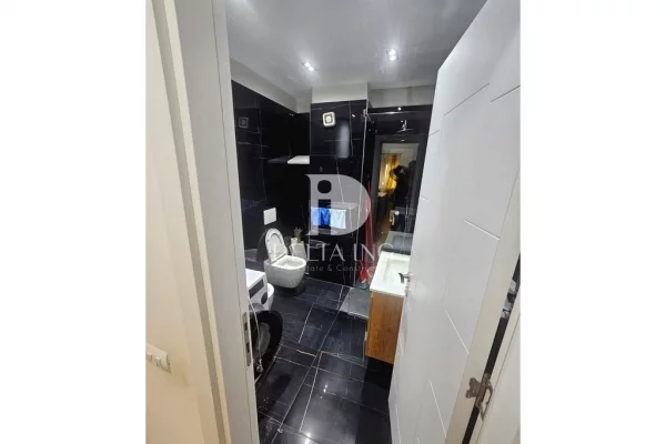 Shtepi ne shitje Apartament ne Tirane, 2+1, Mobilimi E mobiluar, Pagesa 250,000  Euro.